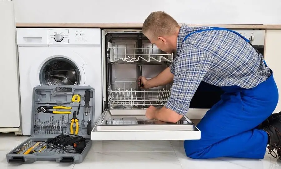Selçuk Hitachi servisi teknisyen ekibi beyaz eşya tamiri yaparken